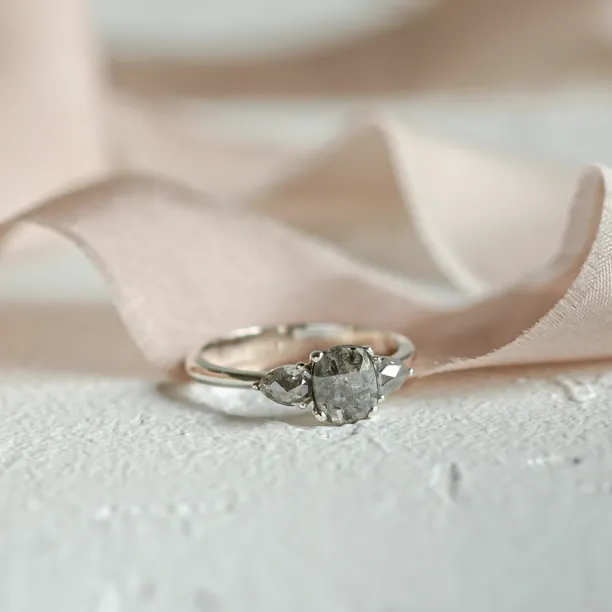 Unusual engagement ring with salt'n'pepper diamonds AURELIO Image