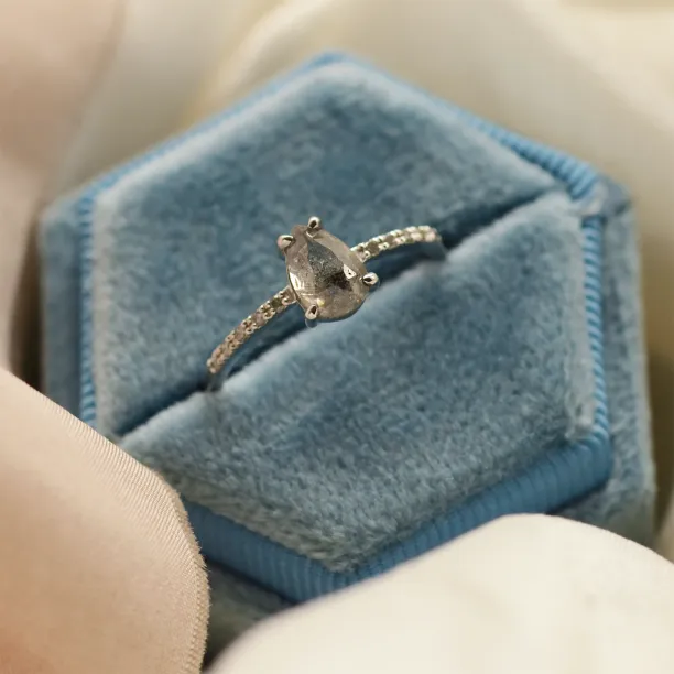 Gold engagement salt'n'pepper diamonds ring JACQUETTE  Image