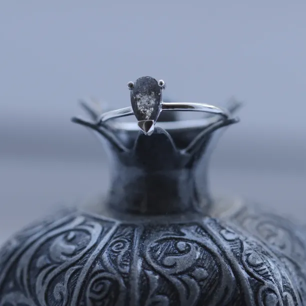 Gold ring with salt and pepper diamond ESSO Image
