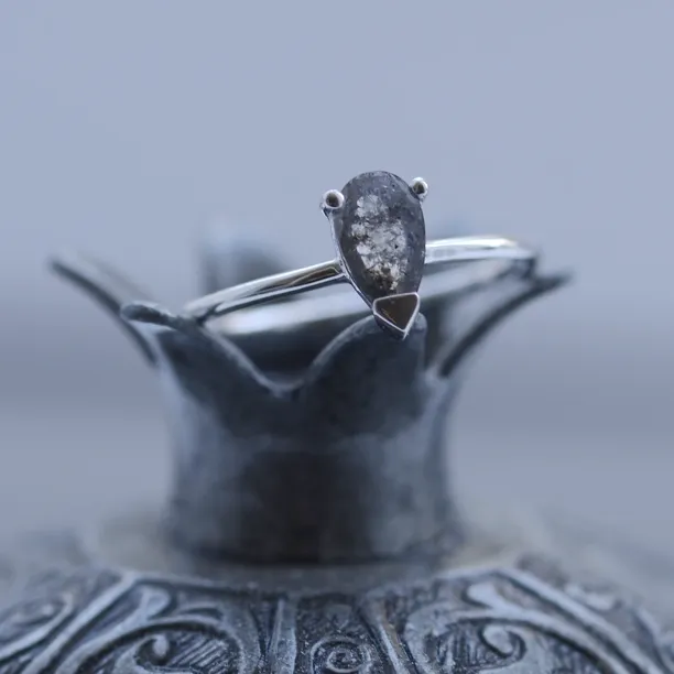Gold ring with salt and pepper diamond ESSO Image