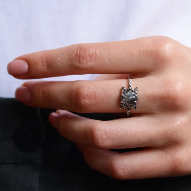 Gold unusual ring with salt´n´pepper diamonds BEEZEE Image