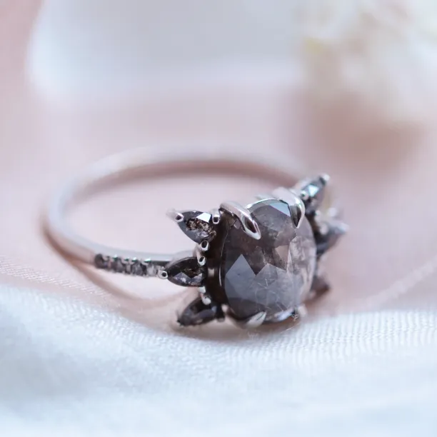 Gold unusual ring with salt´n´pepper diamonds BEEZEE Image