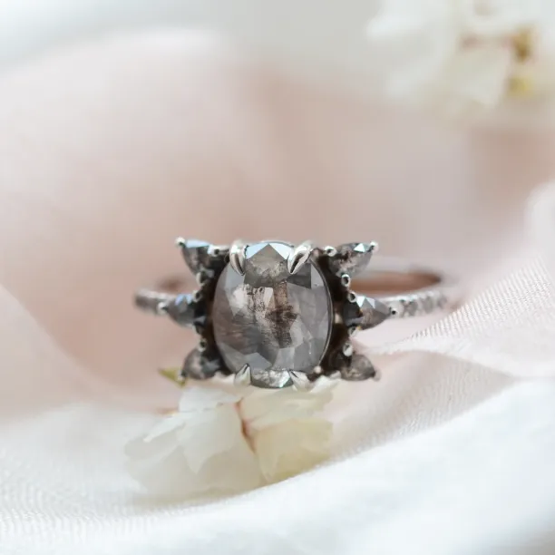 Gold unusual ring with salt´n´pepper diamonds BEEZEE Image