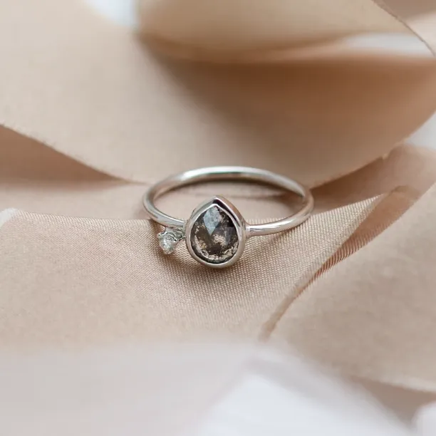 MICHELLE gold ring with salt and pepper diamond 0.6ct Image