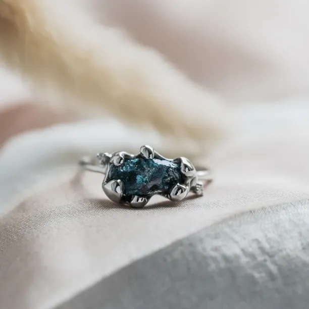 Gold raw blue diamond ring with classic diamonds POSEIDON Image