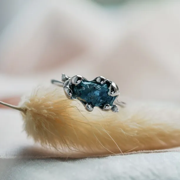 Gold raw blue diamond ring with classic diamonds POSEIDON Image