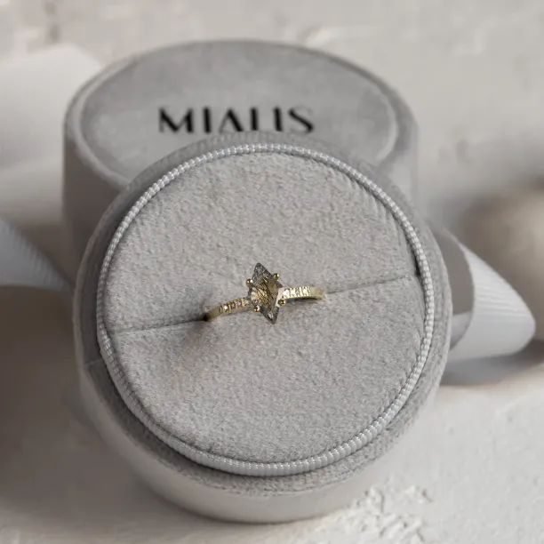 Gold ring with kite rutilated quartz and diamonds ESTER Image
