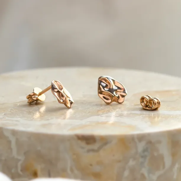 Unique gold heartshaped earrings CHÉRIE Image