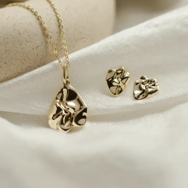 Unique gold heartshaped earrings CHÉRIE Image