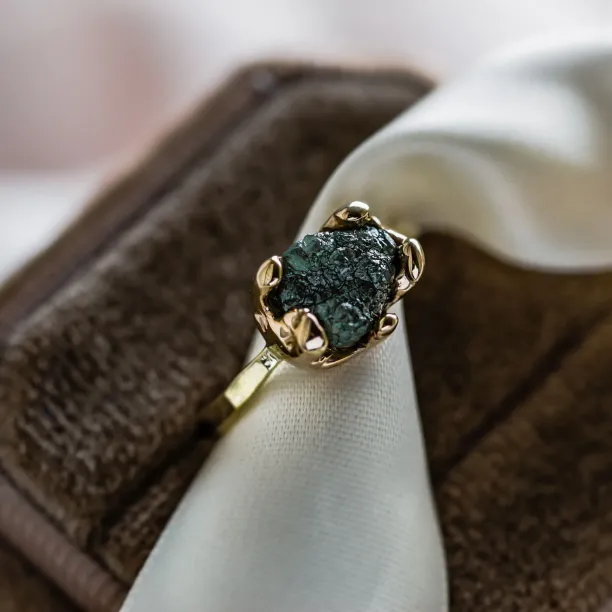 Gold ring with raw diamond VITA Image