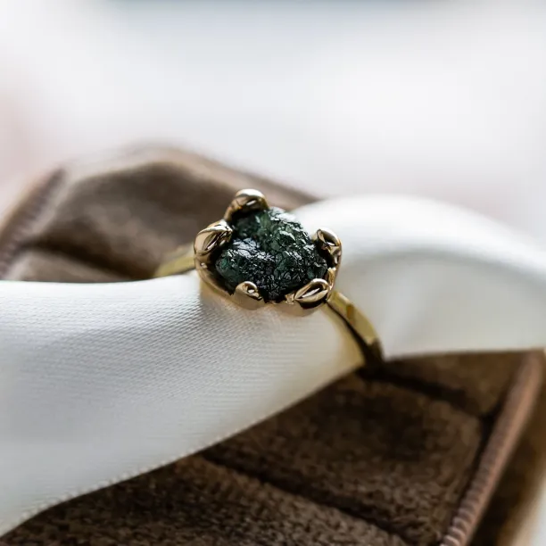 Gold ring with raw diamond VITA Image