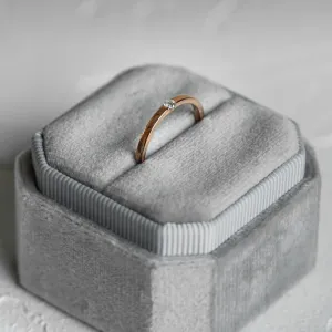 Minimalist diamond engagement ring HAIM Thumbnail