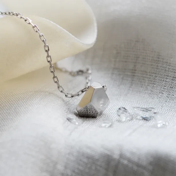 Solid gold necklace with faceted pendant RISO Image