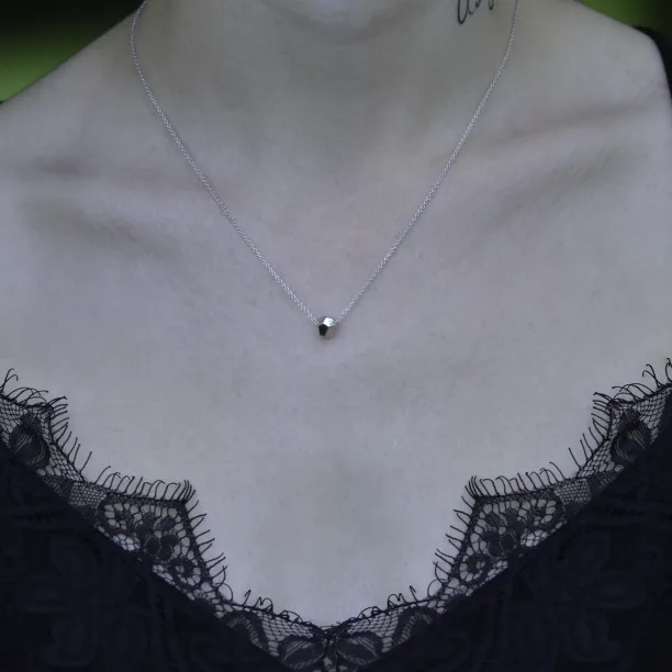 Solid gold necklace with faceted pendant RISO Image