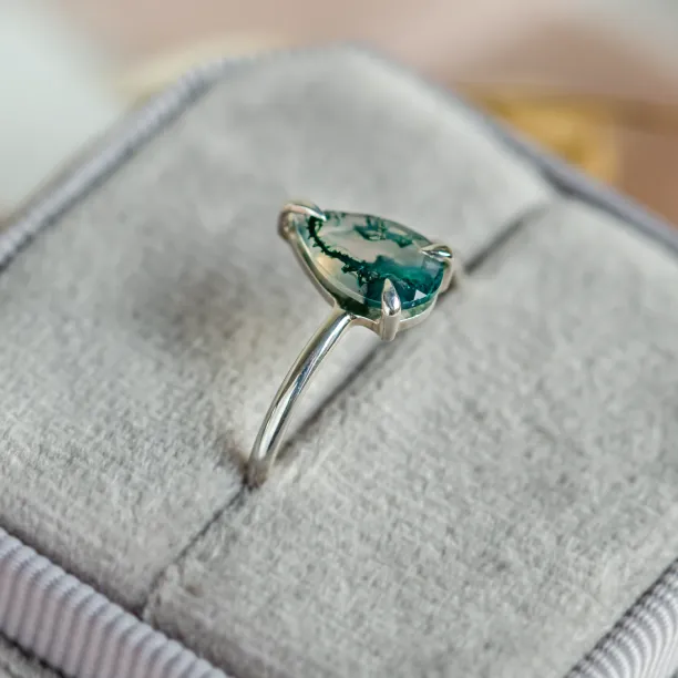 Minimalist engagement ring with moss agate FREYA Image