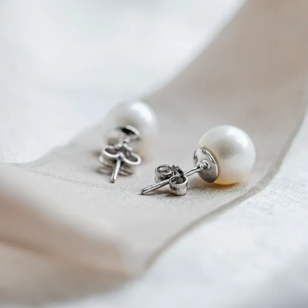 Pearl stud earrings VASKI Image