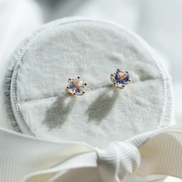 Stud earrings with white moonstone JULIET Image