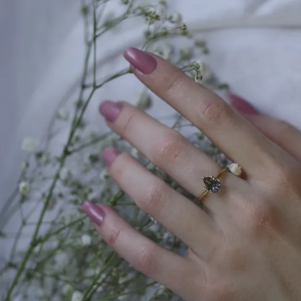 Gold ring with pear quartz OLLY Image