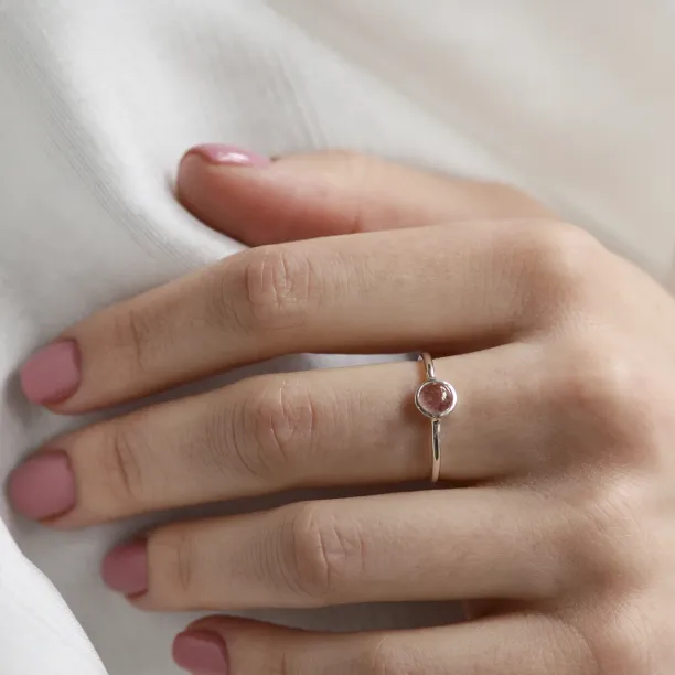 Gold bezel ring with strawberry quartz FRAGOLINA Image