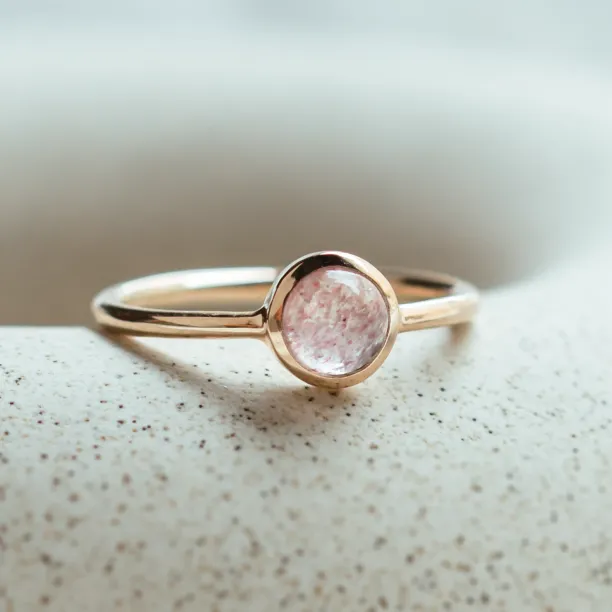 Gold bezel ring with strawberry quartz FRAGOLINA Image