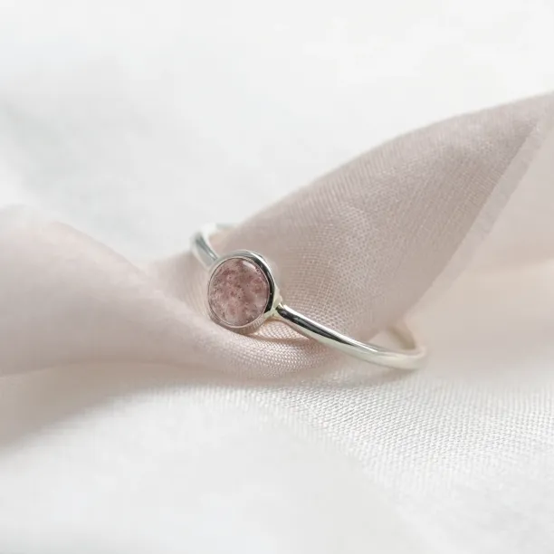 Gold bezel ring with strawberry quartz FRAGOLINA Image