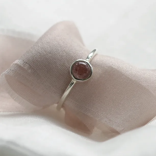 Gold bezel ring with strawberry quartz FRAGOLINA Image