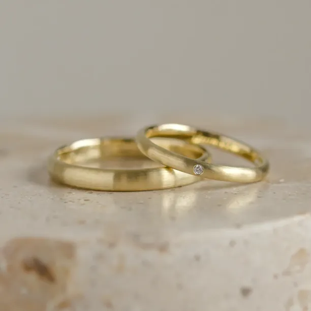 Solid wedding rings made of yellow gold with diamond (mat) ODETTE Image