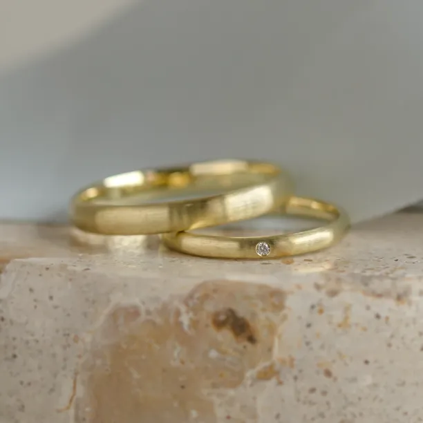 Solid wedding rings made of yellow gold with diamond (mat) ODETTE Image