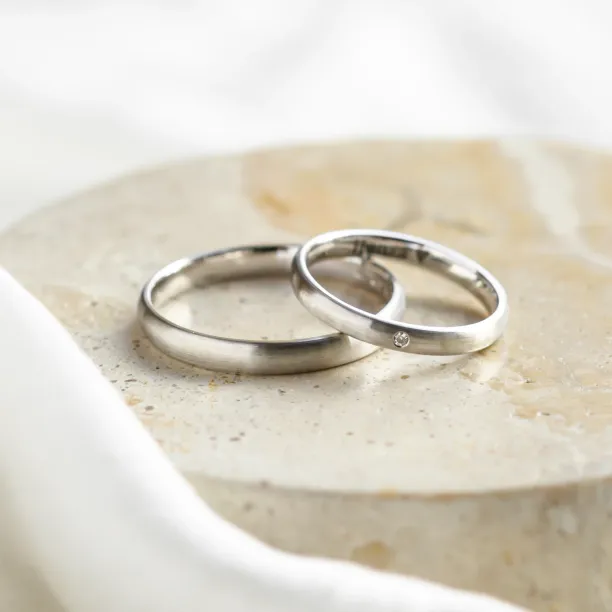 Solid wedding rings made of yellow gold with diamond (mat) ODETTE Image