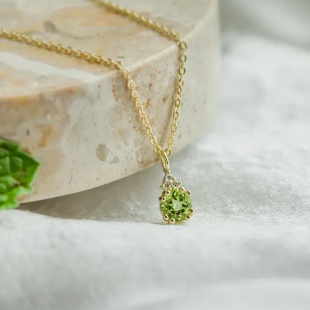 Gold peridot and diamond pendant VERT Image
