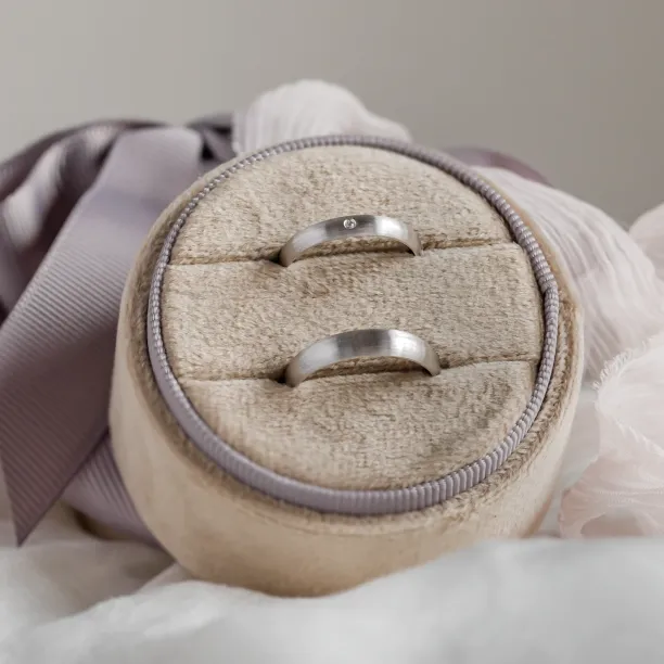 Matt white gold wedding rings with diamond D-SHAPE Image