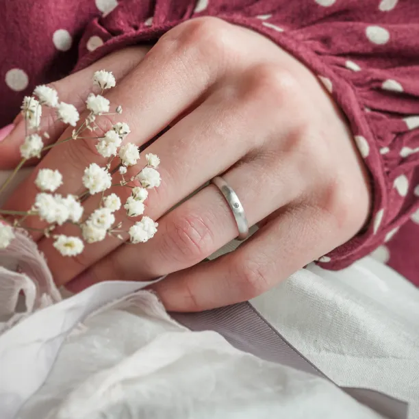 Matt white gold wedding rings with diamond D-SHAPE Image