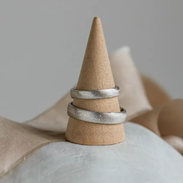 Matte wedding bands with florentine surface CALCOLO Image