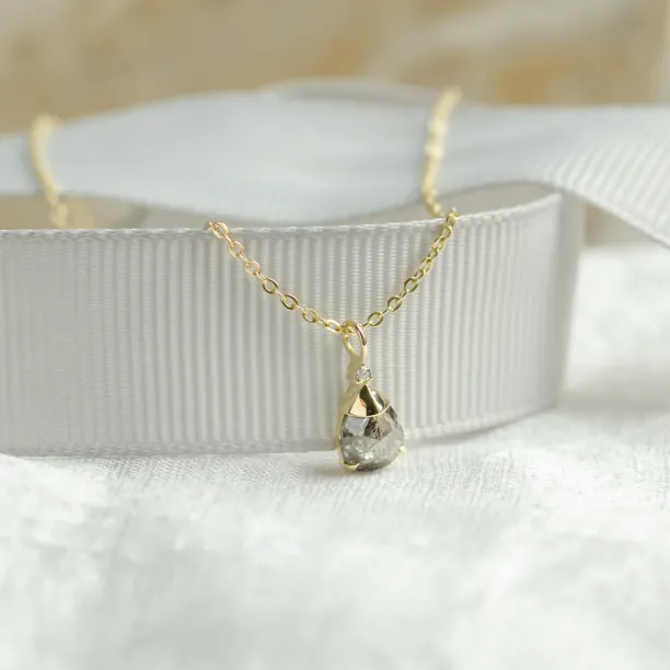 Pendant with salt and pepper and classic diamond TASH Image