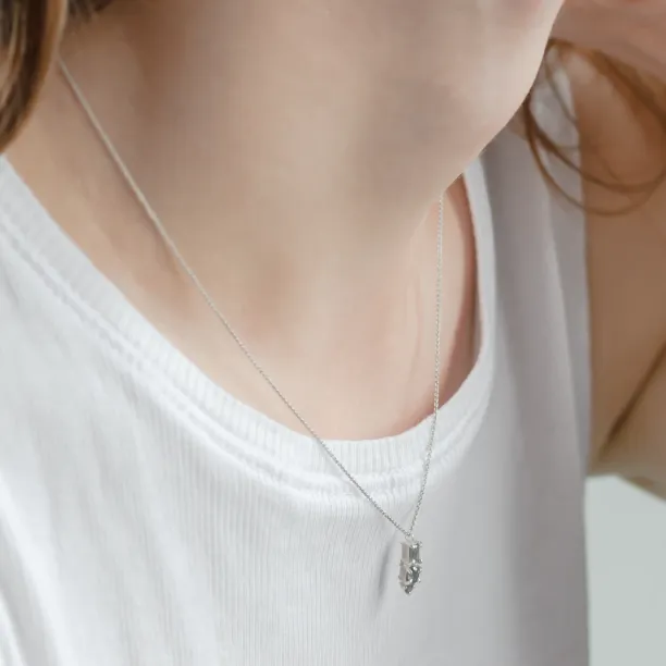 Minimalist neklace with tree diamonds salt and pepper TRIP Image