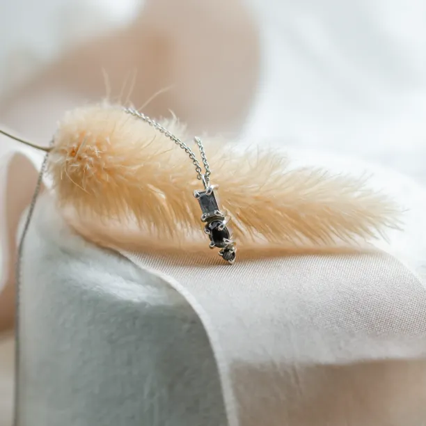 Minimalist neklace with tree diamonds salt and pepper TRIP Image
