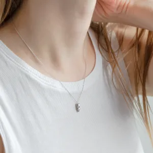 Minimalist neklace with tree diamonds salt and pepper TRIP Thumbnail