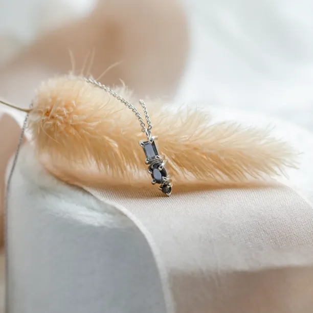 Minimalist neklace with tree diamonds salt and pepper TRIP Image