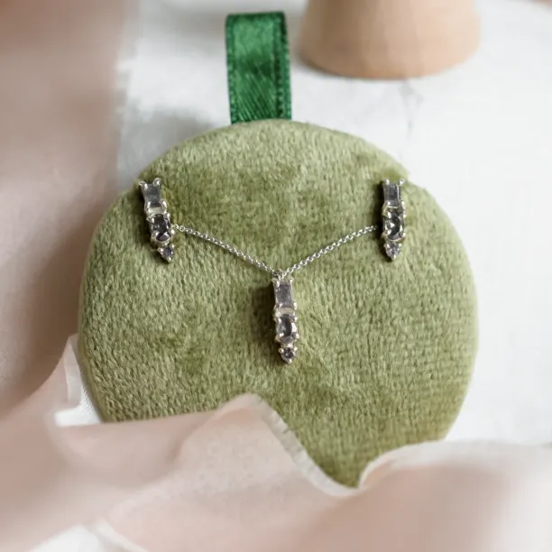 Minimalist neklace with tree diamonds salt and pepper TRIP Image