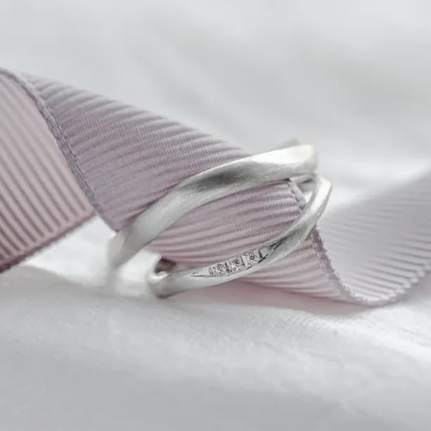 Matte organic wedding rings with diamonds FLUME Image