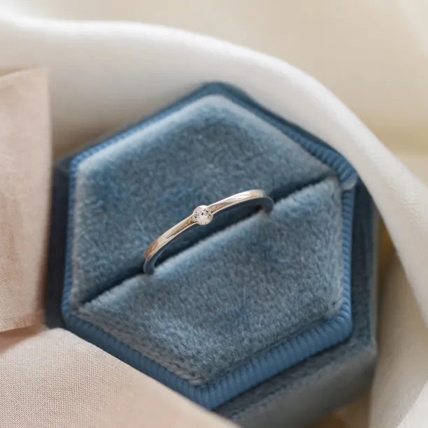 Minimalist gold engagement ring HAMEN Image