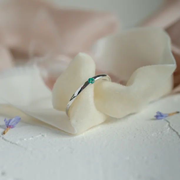 Minimalist ring with emerald HAIMERALD Image