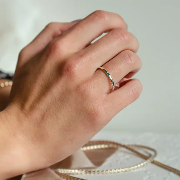 Minimalist ring with emerald HAIMERALD Image