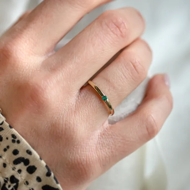 Minimalist ring with emerald HAIMERALD Image