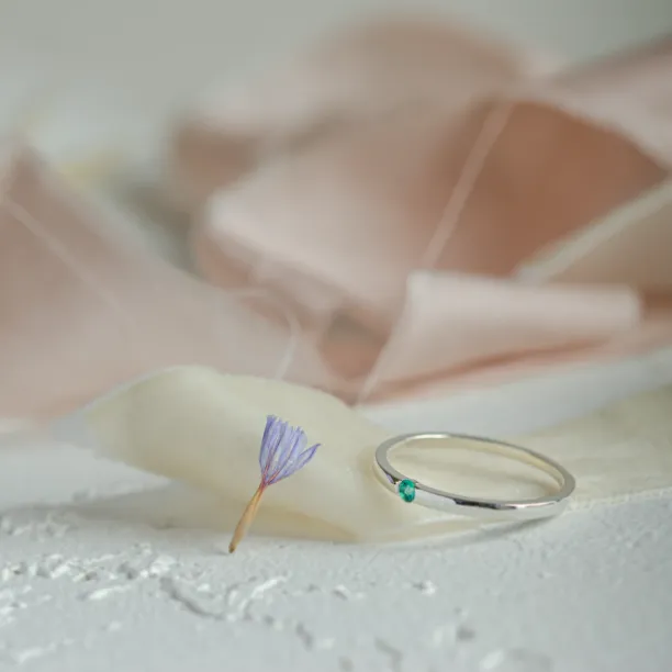 Minimalist ring with emerald HAIMERALD Image