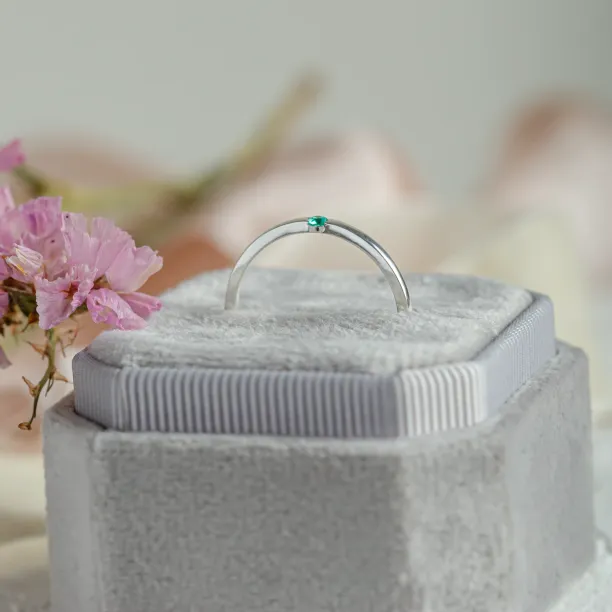 Minimalist ring with emerald HAIMERALD Image