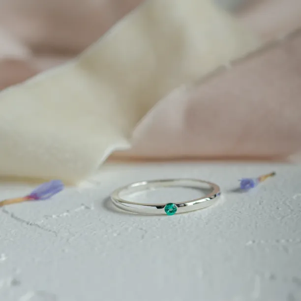 Minimalist ring with emerald HAIMERALD Image