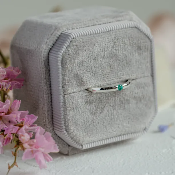 Minimalist ring with emerald HAIMERALD Image