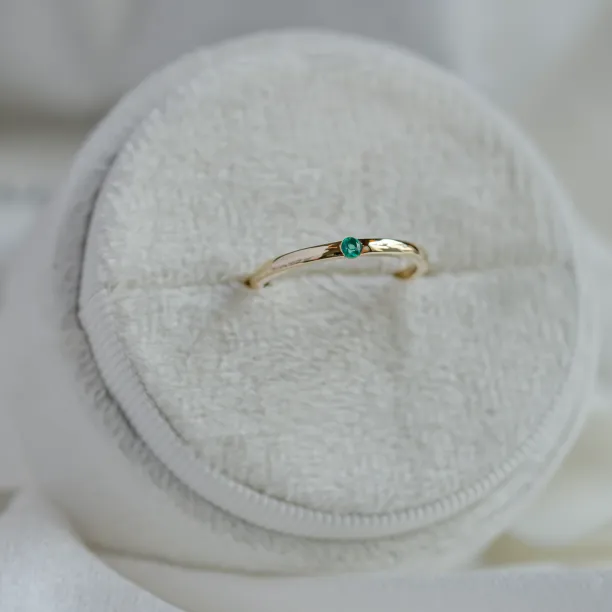 Minimalist ring with emerald HAIMERALD Image