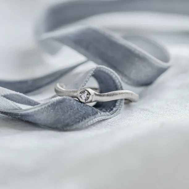 Curved wedding rings with diamond ONDA Image